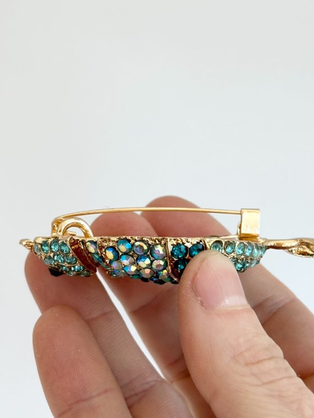 Mint Blue Rhinestone Chameleon Reptile Lizard on Branch Gold Toned Brooch Pin - Picture 7 of 12